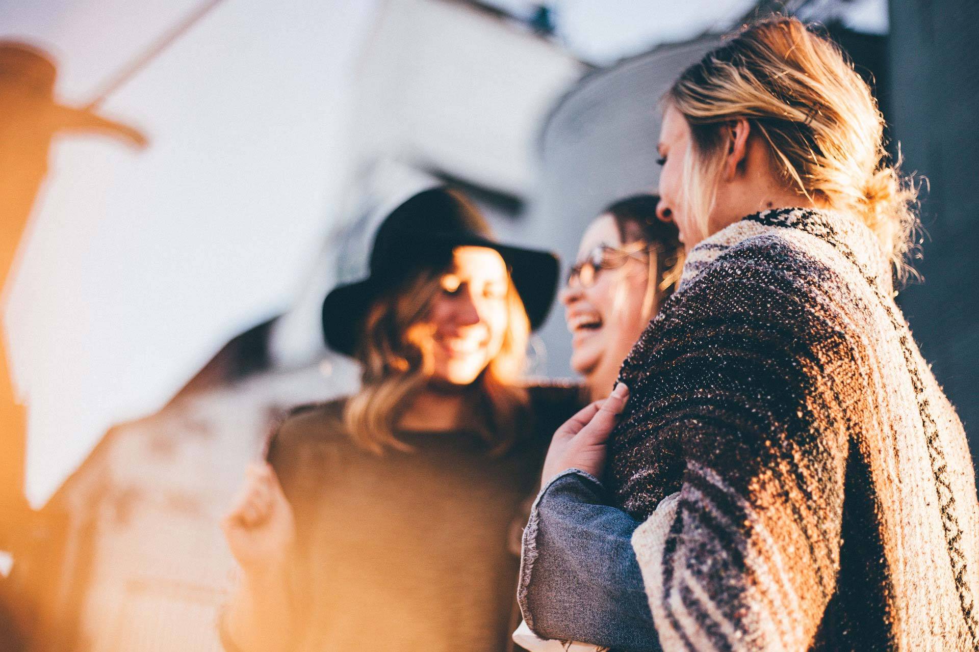 Gruppe mit 3 Frauen lacht