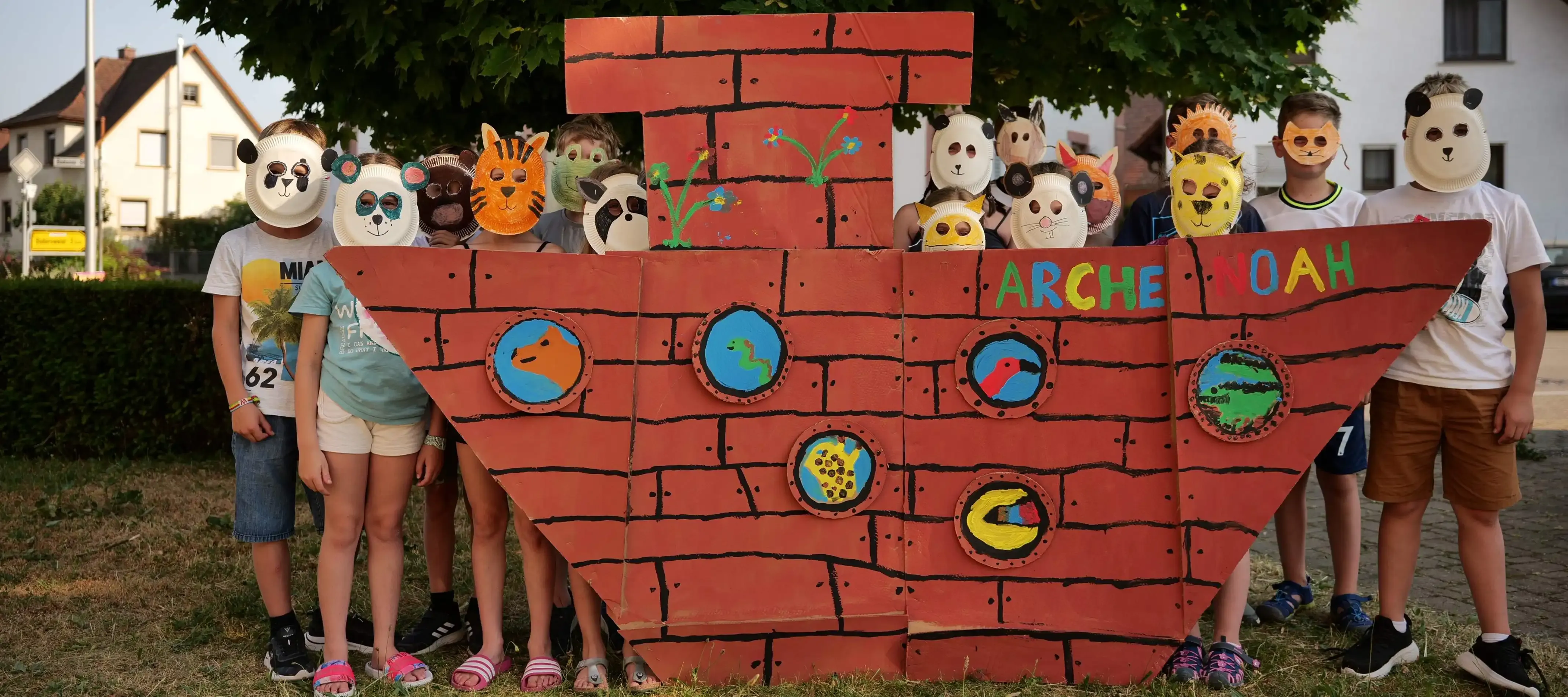 Kinder verkleidet als Tiere in der Arche Noah