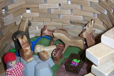 Bauzimmer mit Konstruktion aus Holzbausteinen und Figuren
